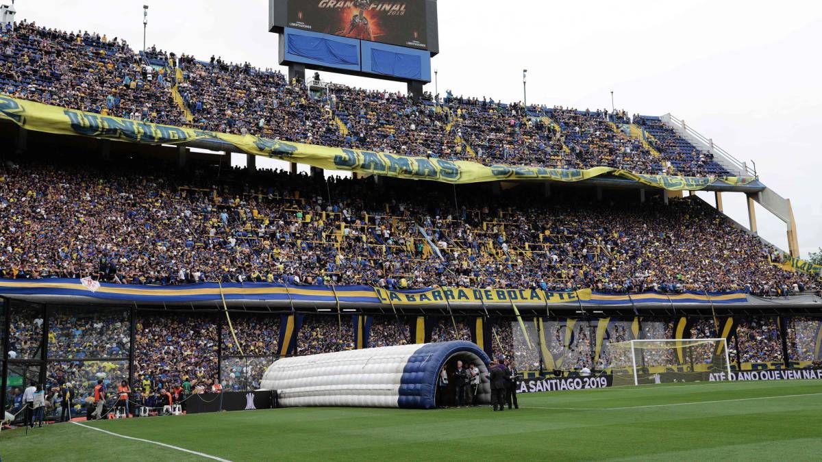 Pese a la incesante lluvia que obligó a suspender el partido ayer, el terreno de juego no mostró complicaciones y los dos equipos pudieron jugar al 100%.