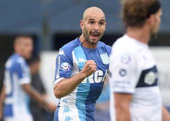 Racing golea y sigue puntero