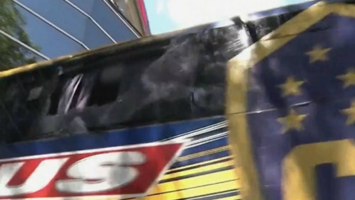Pedradas y gas lacrimógeno en la llegada de Boca al Monumental.