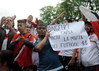 Los aficionados de River protestan con un banderazo