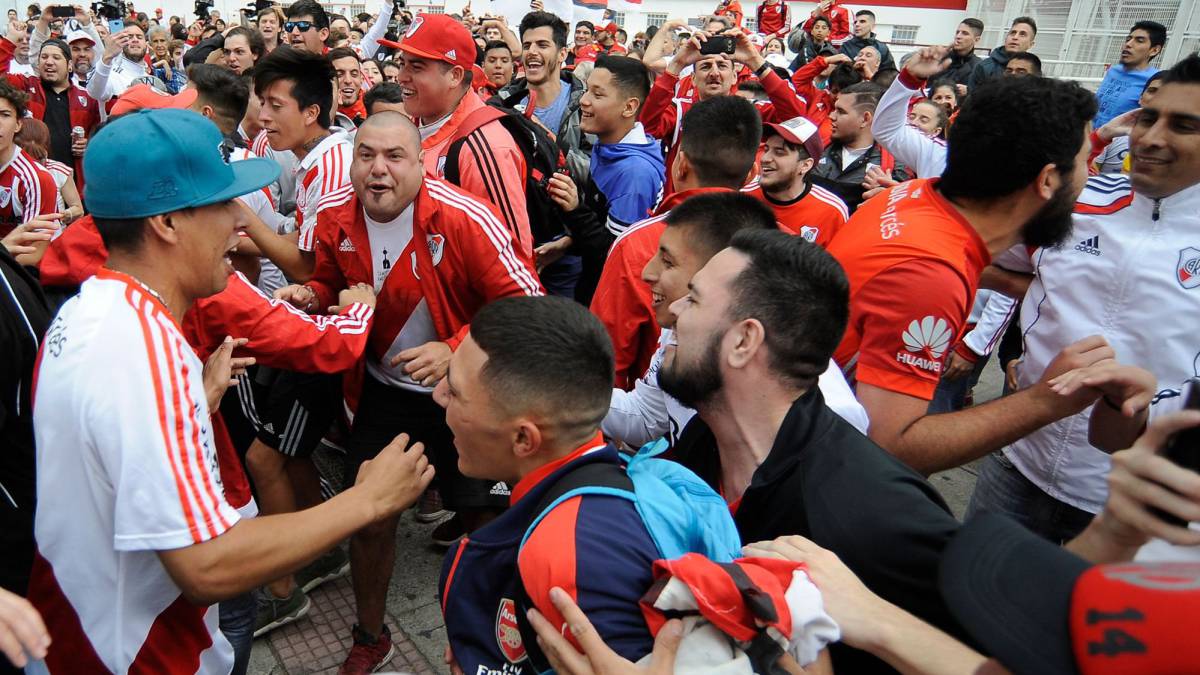 Hinchas contras barras en River