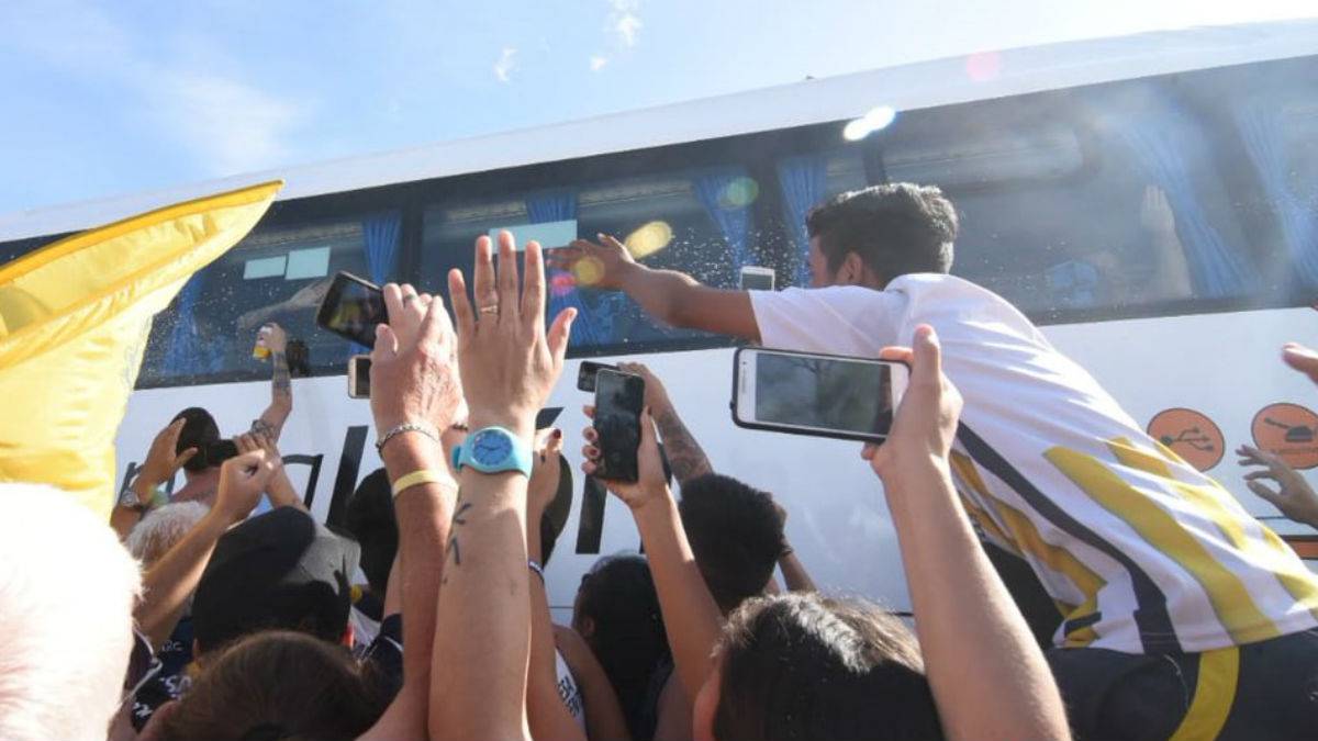 Cientos de hinchas despiden a Central antes de la final