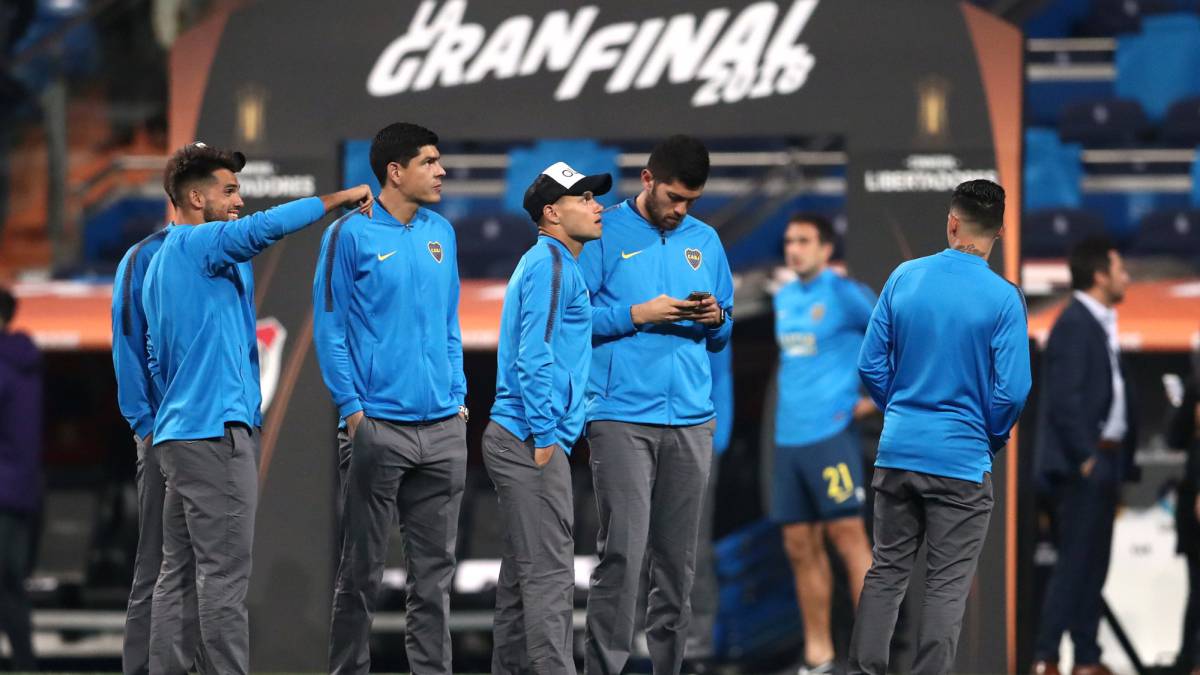 Jugadores de Boca en el césped del Bernabéu