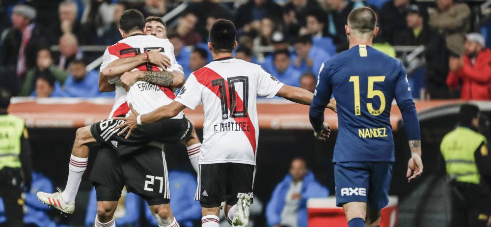 Los jugadores de River celebran el gol de Pratto.
