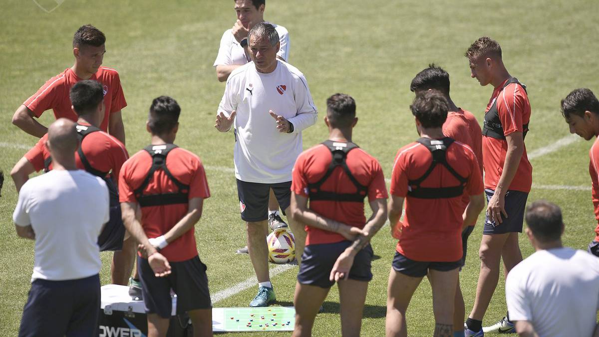 El Rojo arranca a falta de que a Holan le lleguen más fichajes