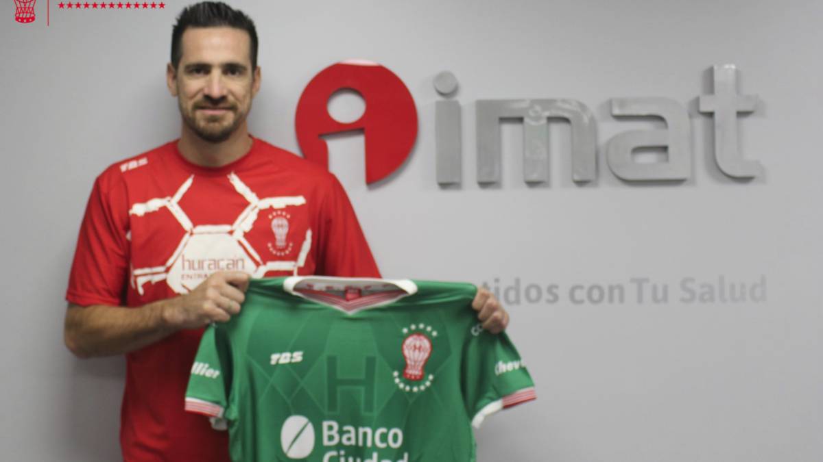 El arquero paraguayo Antony Silva se realizó hoy la revisación médica en Huracán y posó con la camiseta del “Globo”, a la espera de la firma de su contrato.