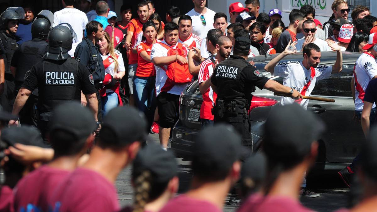 Prohíben el ingreso a estadios a 248 barras de River