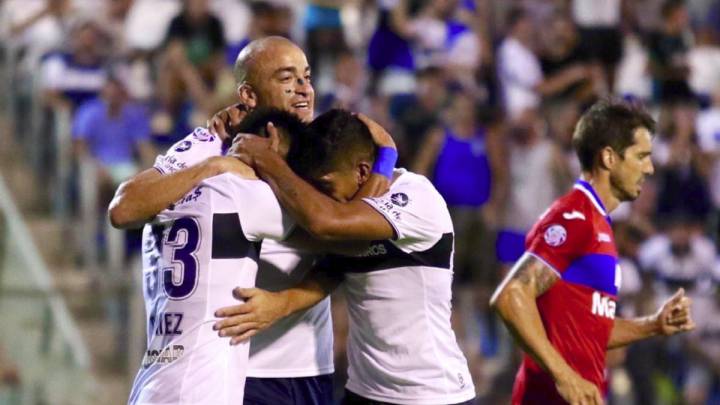 Gimnasia y Esgrima La Plata venció hoy 3-1 como local a Tigre en el estadio Juan Carmelo Zerillo, en la apertura de la decimoséptima fecha.