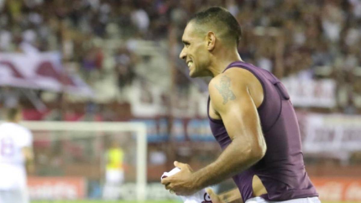 El delantero anotó el único gol del partido casi con el tiempo cumplido en una excelente maniobra en el área. El duelo fue muy cerrado y apenas hubo ocasiones.