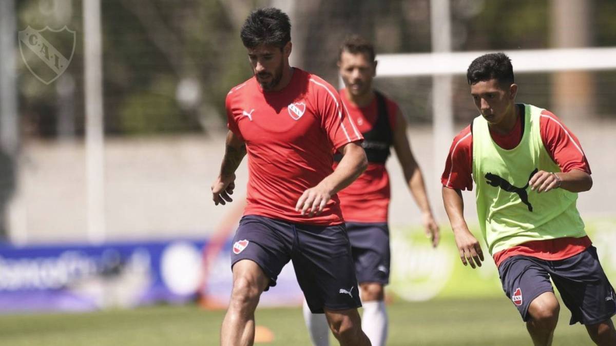 Alta tensión entre Pablo Pérez y el árbitro Germán Delfino