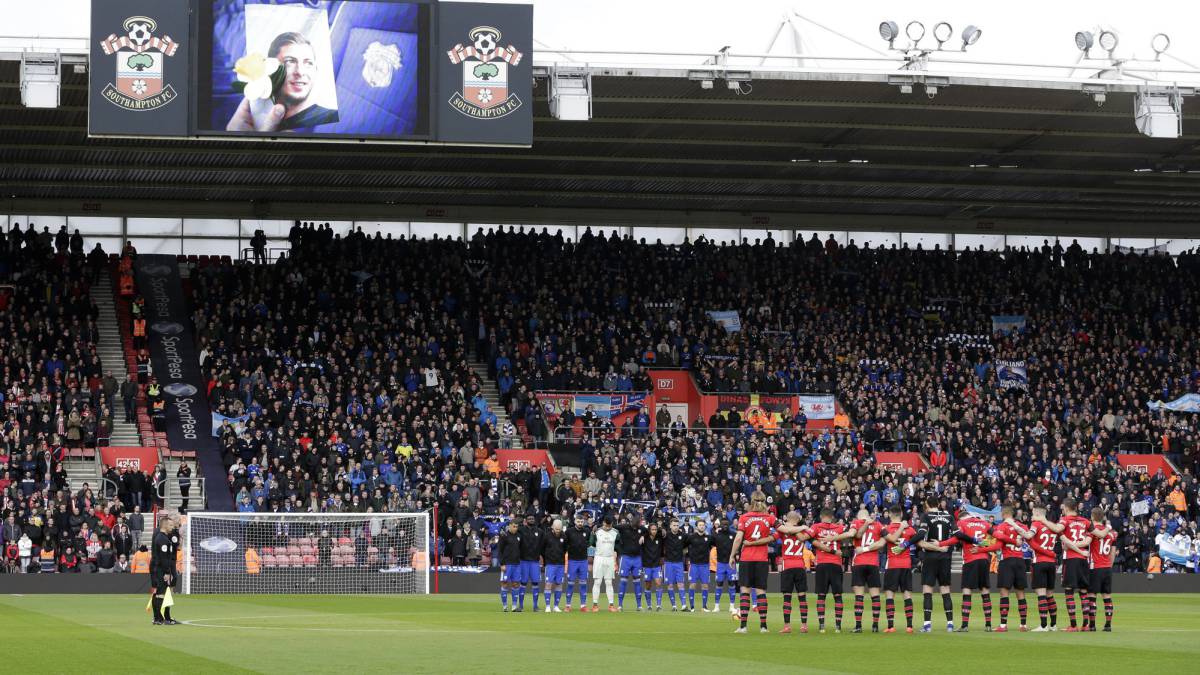 Jugadores del Southampton y del Cardiff City guardan un minuto de silencio en memoria de Emiliano Sala.