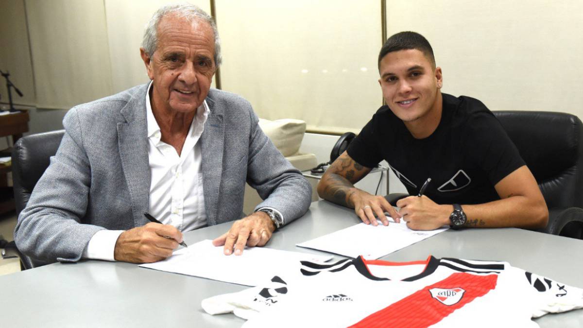 Juanfer extendió este martes por tres temporadas su vínculo con el Millonario, con una cláusula de rescisión de 30 millones de euros.