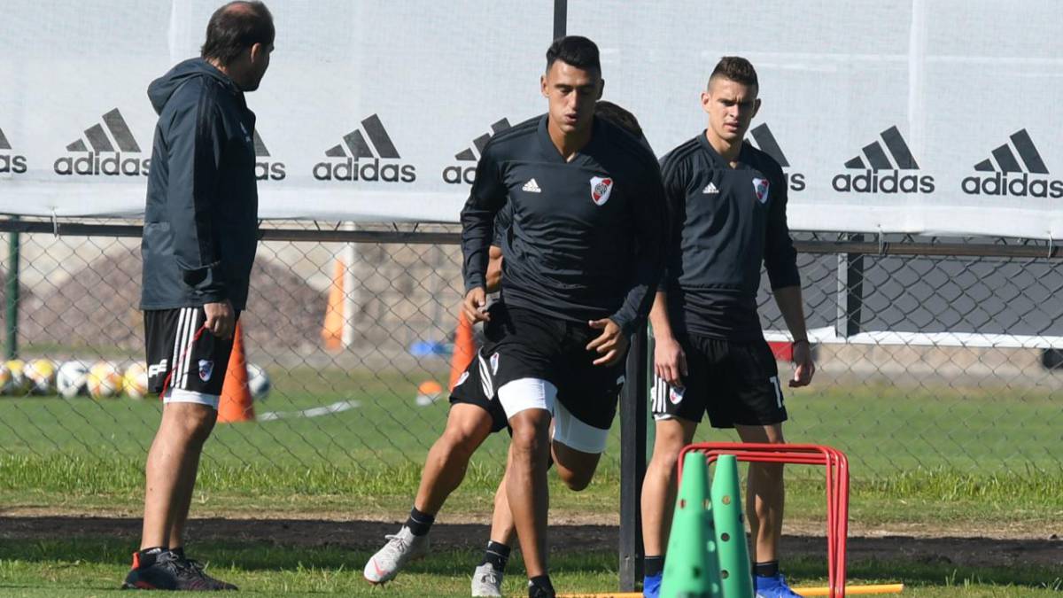 Gallardo probó con tres delanteros en el entrenamiento