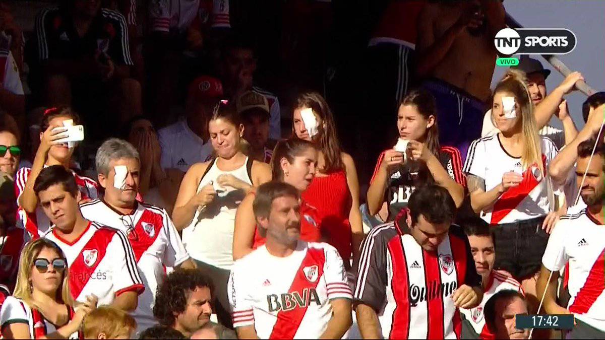 Los hinchas de River se acordaron de Pablo Pérez en la previa