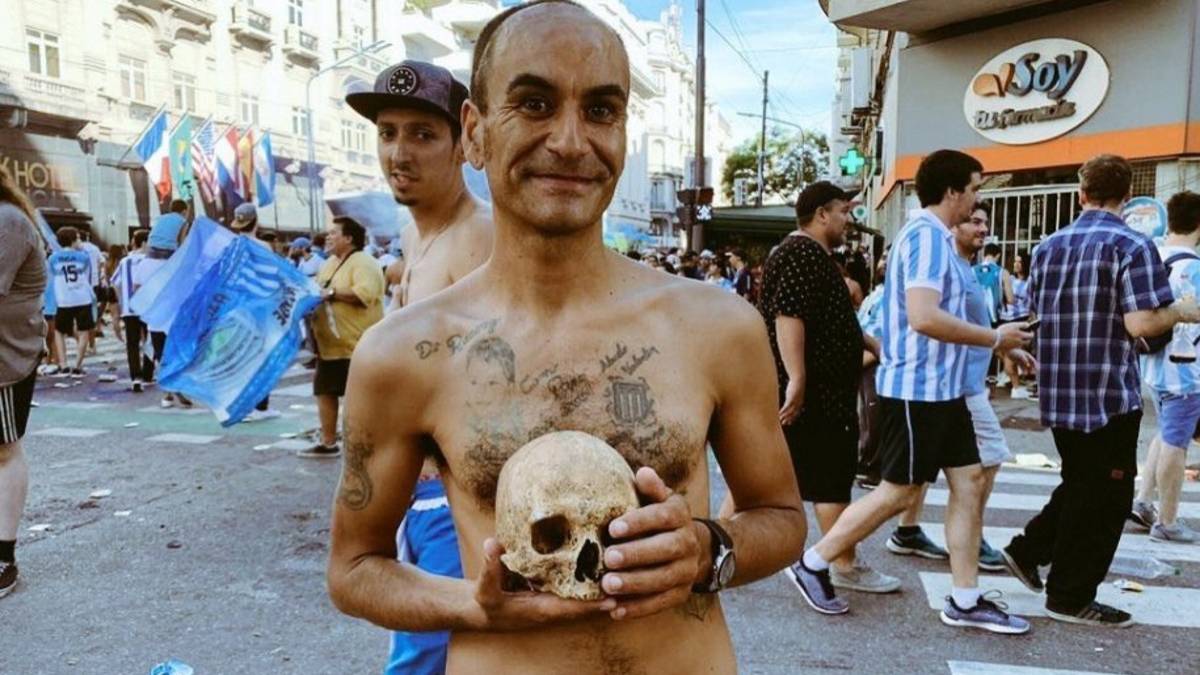 Valentín Aguilera, hincha de Racing de Avellaneda, con el cráneo de su abuelo durante las celebraciones por la conqusita de la Superliga argentina.