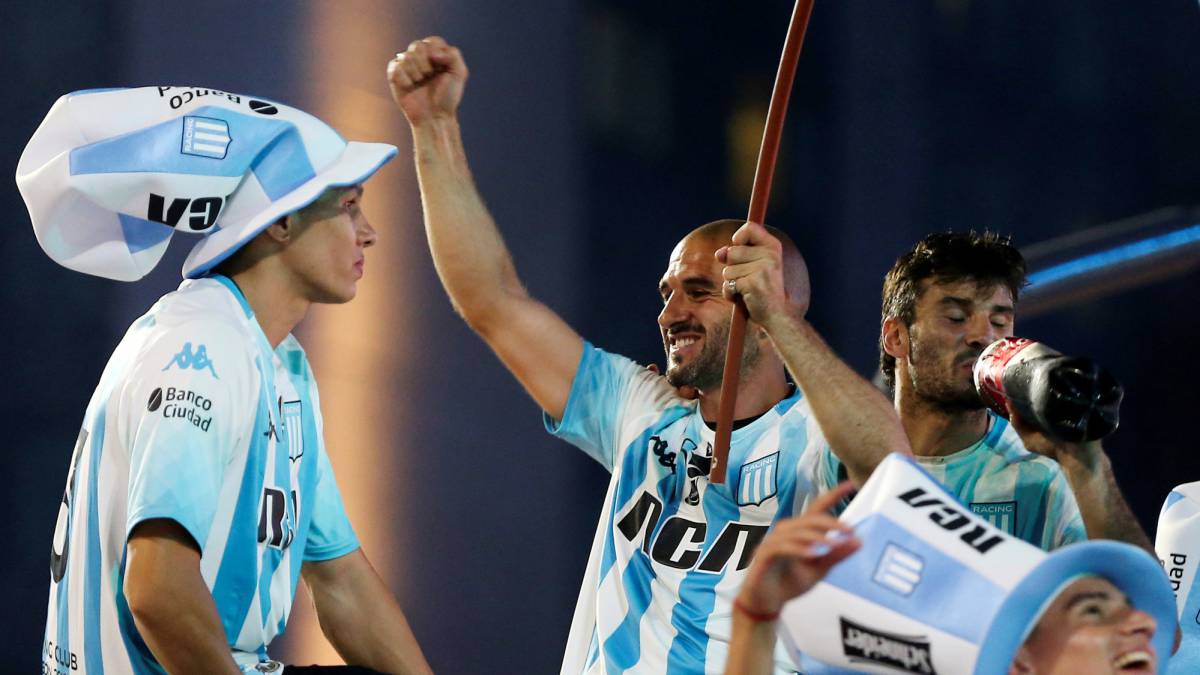 Lisandro López festejando el título de Superliga de Racing.
