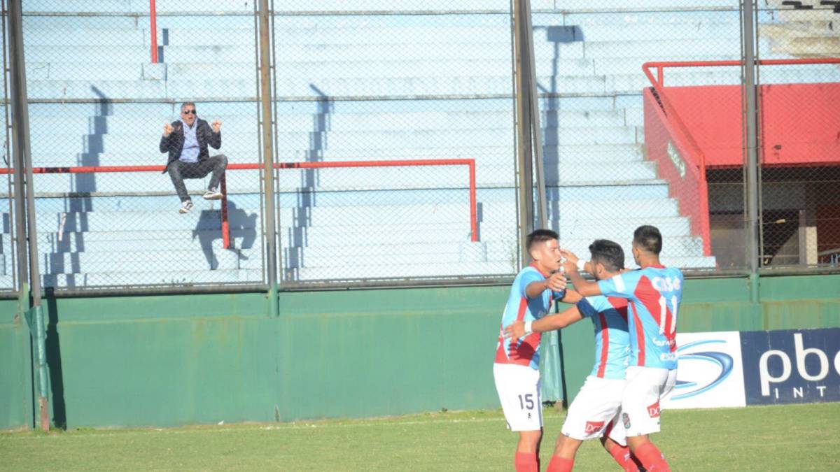 Jugadores de Arsenal de Sarandí celebran un gol en un partido de B Nacional.