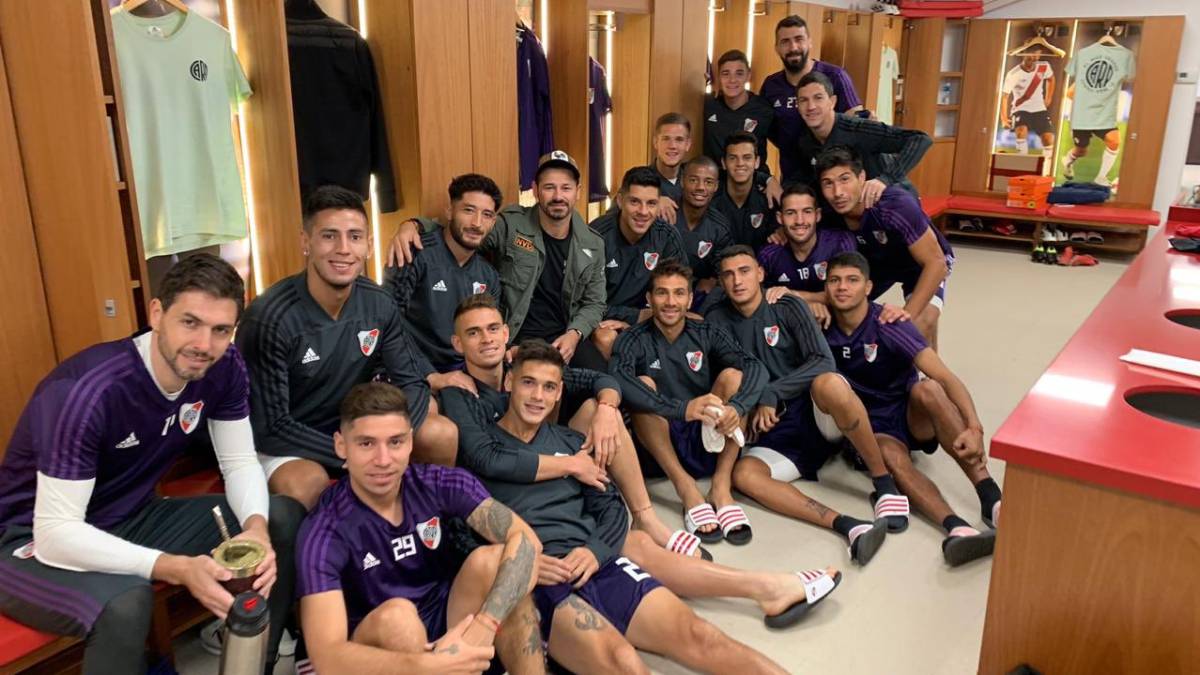 El plantel recibió la visita de Mora antes de viajar a Chile