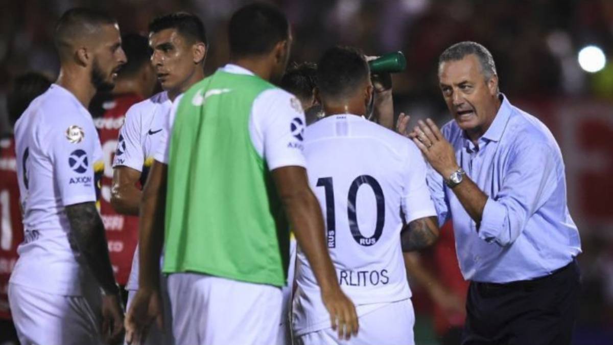 Alfaro probó sin Tevez entre los titulares para Mendoza