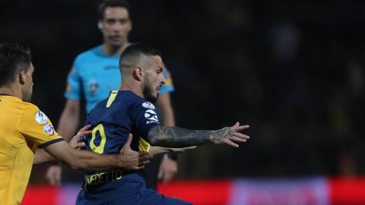 El delantero pidió el cambio después de realizar un disparo al arco. Desde minutos antes ya no se sentía cómodo en los movimientos sobre el campo de juego.