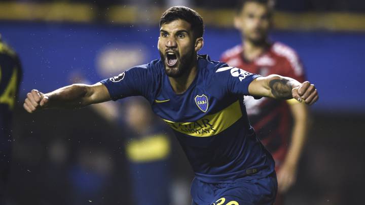 El Xeneize le ganó 2-1 con Athletico Paranaense, quedó primero en su grupo y definirá de local. Tevez, el héroe.