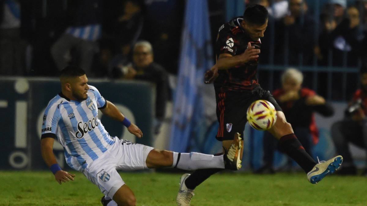 River fue goleado en Tucumán y Atlético encaminó la serie