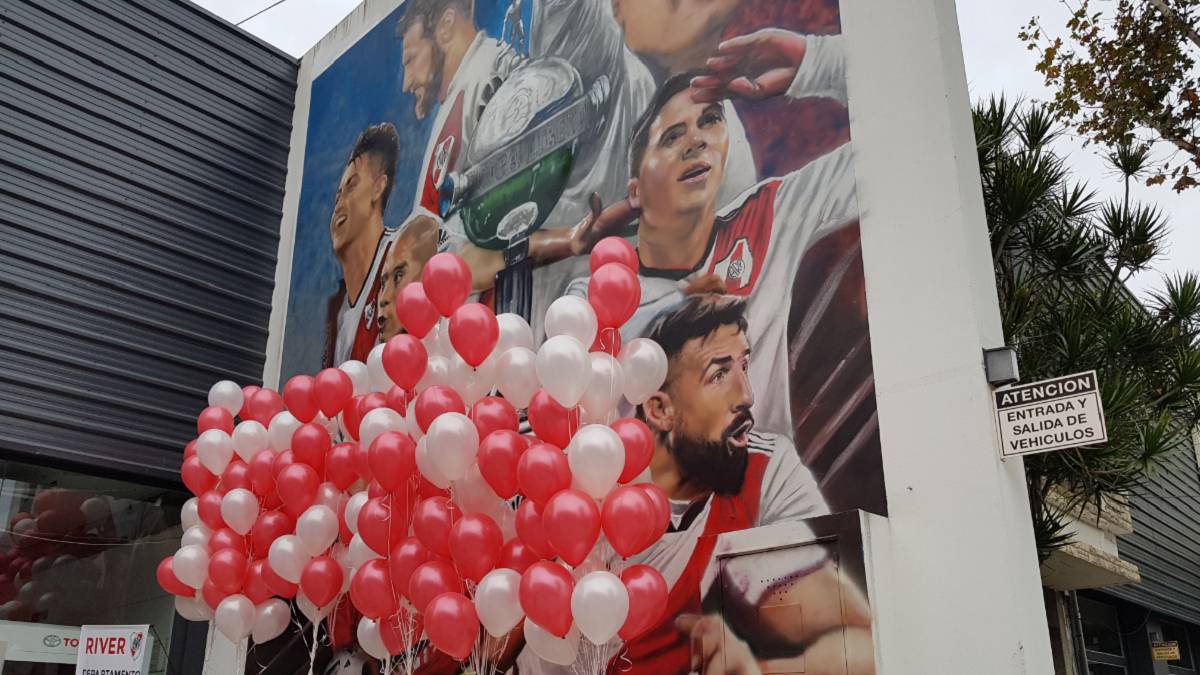 River celebró sus 118 años con la inauguración de un mural frente al Estadio Monumental. La obra recuerda la última Copa Libertadores conseguida en Madrid.
