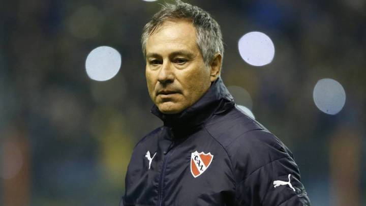 Oficial: Ariel Holan dejó de ser técnico de Independiente