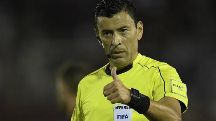 ¿Quién es Roberto Tobar, el árbitro de Argentina-Colombia?