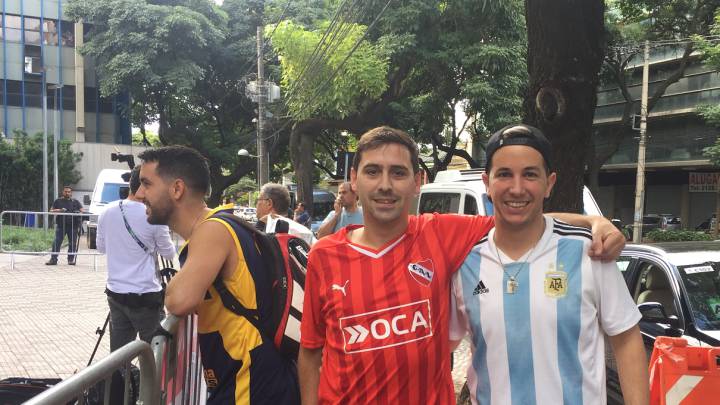 Los amigos que estudian cambiar entradas con colombianos