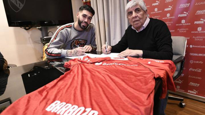 Tras idas y vueltas, Alexander Barboza firmó con el Rojo