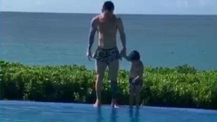 Antonela Roccuzzo compartió un video del momento en el que La Pulga y el pequeño de tres años se tiran al agua y terminan sumergidos. Vacaciones a pura paz.