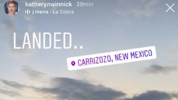 La actriz de la exitosa serie compartió una historia de Instagram aterrizando en México escuchando la canción de la cantante argentina.