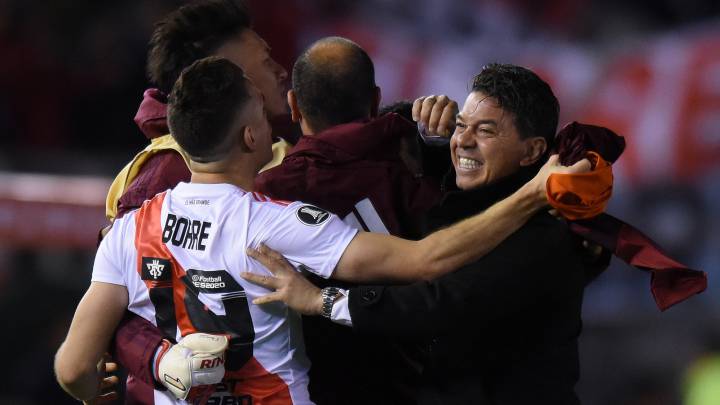 Borré hizo el 1-0 tras un penal concedido por el VAR. Nacho Fernández anotó el segundo. Andrada evitó la goleada de un gran River. Pésimo plan de Boca.