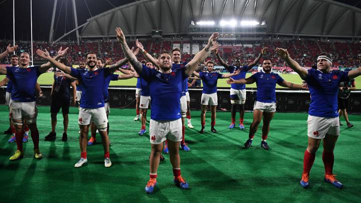 Francia gana a Tonga con suspense y echa a Argentina