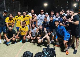 Tevez visitó el Fuerte Apache y compartió un picado con amigos y con el cantante Ecko