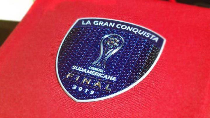 Colón y su camiseta para la final de la Copa Sudamericana
