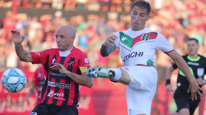 El equipo de Heinze sumó los tres puntos en Paraná en un partido en el que no desplegaron un buen juego, queda por delante de River y se asoma al liderato.