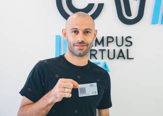 Un entrenador adentro de la cancha: Mascherano se recibió de director técnico