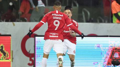 "A Paolo Guerrero le digo: 'Quedate acá, adónde vas a ir'"