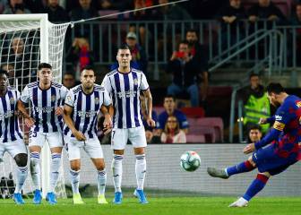 Messi estudia y luego dispara