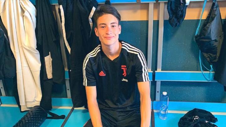 El prometedor Matías Soule ya posó con la camiseta de la Juve