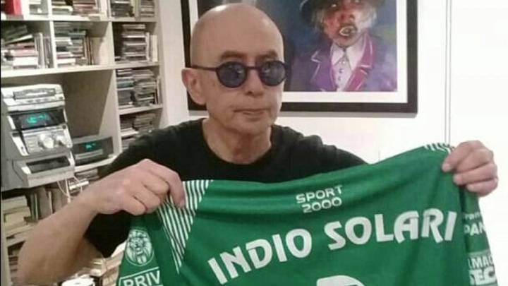 La institución del oeste le mandó su camiseta al mítico cantante argentino, que posó con la verde.