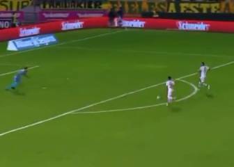 ¡Increíble! Los defensas chocan entre ellos, se quedan dos contra el arquero y pasa esto...
