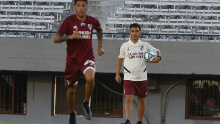 El Muñeco evoluciona favorablemente tras su operación de cálculos renales, estuvo al frente del último ensayo y, si este domingo se siente bien, dirigiría al equipo frente a Unión.