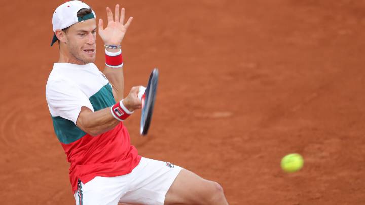 El tenista argentino Diego Schwartzman devuelve la bola al chileno Cristian Garín durante la final del Abierto de Córdoba.
