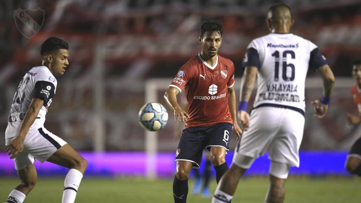 Gimnasia festejó sobre la hora en un concierto de errores