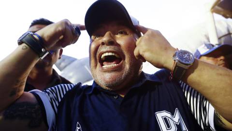 Maradona: "No es Ameal, es 'Amear'... ¿sabés dónde te la podés meter a la plaqueta?"