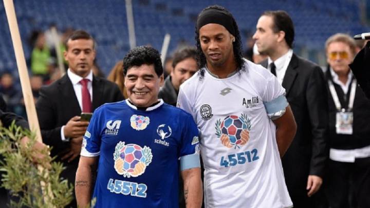 “Fuerza amigo”: el mensaje de Maradona para Ronaldinho