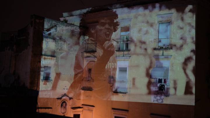 El fotógrafo Mario Spada mostró imágenes del Diego durante su periplo partenopeo en la fachada interior de la Puerta de San Gennaro: “Voy a seguir mostrando fotos hasta que vuelva la normalidad”